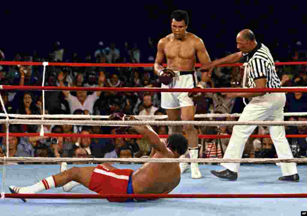 Muhammad Ali a lokacin da ya doke zakaran damben duniya na wancan lokaci, George Foreman ya kwace masa kambi a gwabzawarsu ta Kinshasa a tsohuwar kasar Zaire, ranar 30 Oktoba 1974. Wannan karawa ce aka yi mata lakabin "Rumble In The Jungle."