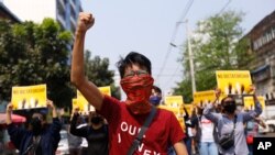 Gerakan pengunjuk rasa anti-kudeta saat unjuk rasa di Yangon, Myanmar, Jumat, 26 Maret 2021. (Foto: AP)