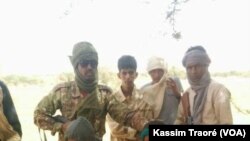 Affrontement entre le GATIA et la CMA dans la région de Gao, Mali, le 1 décembre 2016. (VOA/Kassim Traoré)