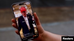 美国华盛顿一名女子手拿智能手机显示TikTok app的@realdonaldtrump 页面。（2025年1月19日）