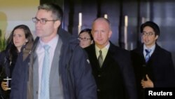 차관급 무역 회담을 위해 중국을 방문한 제프리 게리쉬 미 무역대표부(USTR) 부대표(가운데)가 미 대표단을 이끌고 11일 베이징의 호텔을 나서고 있다.