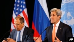 Le Secrétaire d 'Etat américain John Kerry, à droite, et le ministre russe des Affaires étrangères Sergueï Lavrov, lors d'une conférence de presse après la réunion du Groupe international de soutien de la Syrie (ISSG) à Munich, en Allemagne, le 12 février 2016. (AP Photo/Matthias Schrader)