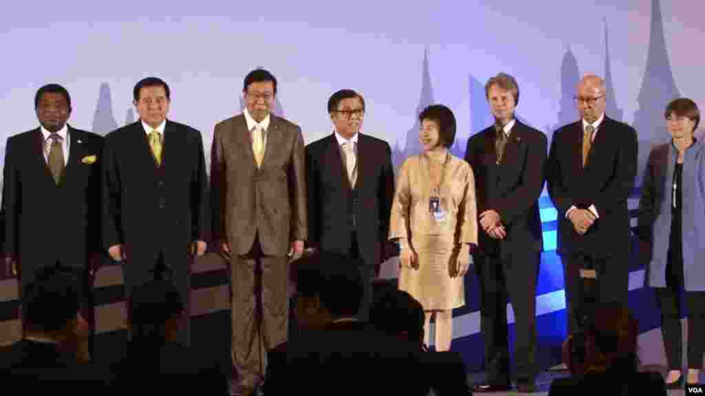 Speakers at a government-sponsored panel on reform in Thailand pose for a group photograph. (Zinlat Aung/VOA News)