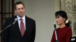美國駐仰光大使德里克.米切爾擔任美國駐緬甸特使期間和緬甸民主運動人士昂山素姬會面。(資料圖片)