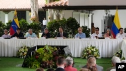 Pablo Beltrán, de la guerrilla del Ejército de Liberación Nacional (ELN), cuarto desde la izquierda, habla durante el cierre del cuarto ciclo de conversaciones de paz con el gobierno colombiano en el Centro Cultural Aquiles Nazoa en Caracas, Venezuela, el 4 de septiembre de 2023.