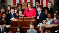 Nancy Pelosi bersama cucu-cucunya dan anak-anak lainnya memukulkan palu ke meja, setelah resmi menduduki jabatan Ketua DPR AS, Kamis (3/1). 