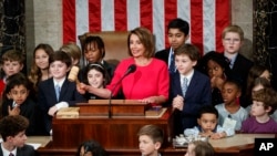 La présidente de la Chambre des représentants de la Californie, Nancy Pelosi, entourée de ses petits-enfants et d'autres enfants, au Capitole à Washington, le jeudi 3 janvier 2019. (AP Photo / Carolyn Kaster)