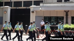 El Ministerio de Relaciones Exteriores chino anunció que el consulado cerró sus puertas el lunes 27 de julio de 2020. Poco después fue arriada la bandera estadounidense y funcionarios chinos entraron al sitio y quedaron a cargo de las instalaciones.