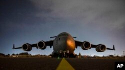 美國空軍公佈的照片顯示，在喀布爾哈米德·卡爾扎伊國際機場，一架美國空軍的C-17運輸機準備接走美國陸軍第82空降師的軍人。(2021年8月30日)