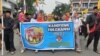 Warga Kampung Toleransi Paledang melakukan pawai untuk meramaikan Parade "Bandung Rumah Bersama" di Bandung, Jawa Barat. (Foto: ilustrasi / dok. Rio Tuasikal-VOA)