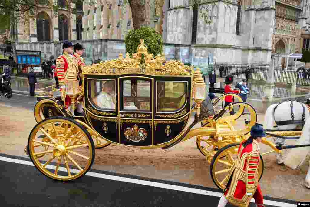 El rey Carlos III de Gran Bretaña y Camila, la reina consorte, viajan en el coche estatal Diamond Jubilee hacia la Abadía de Westminster. 