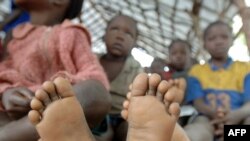 Des enfants dans une école de brousse, à Benanh Deux, à 35 km au nord de Paoua, dans le nord-ouest de la République centrafricaine, 14 juillet 2007.