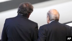 L’ex-président de la FIFA, Joseph Blatter, suisse, à droite, et le président français de l'UEFA suspendu, Michel Platini, marchent côte-à-côte lors du 61e Congrès de la FIFA à Zurich, Suisse, 1er Juin, 2011. (AP Photo / Michael Probst)