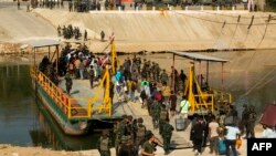 (ဖေဖေါ်ဝါရီ ၁၂ ၊ ၂၀၂၅) ထိုင်းနိုင်ငံသို့ ပြန်လည်ပို့ဆောင်ခံရသူများအား နယ်ခြားဖြတ်ကူးနေပုံ