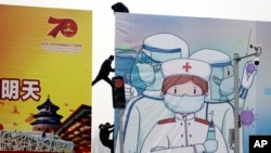Mural peringatan bahaya Covid-19 di Beijing, China 20 Februari 2020.(Foto: dok). Pemerintah China masih berunding dengan Organisasi Kesehatan Dunia (WHO) mengenai pengaturan akhir bagi kunjungan tim pakar internasional ke Wuhan. 