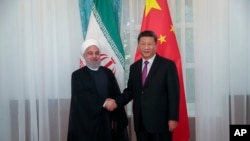 حسن روحانی در حال دست دادن با شی جین پینگ - ۲۴ خرداد ۱۳۹۸