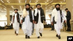 هیات مذاکره کنندهٔ طالبان در زمان امضای توافقنامهٔ دوحه در قطر 