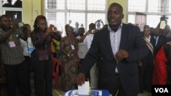 Presiden Joseph Kabila saat memberikan suara di Kinshasa (28/11). Kabila dinyatakan menang dengan meraih 49 persen suara.