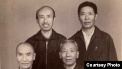 1978年出獄後的夏伍·洛桑塔傑（右上）和前獄友們合影留念