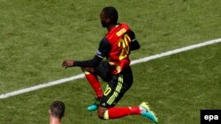Christian Benteke de Belgique saute par-dessus le gardien Darren Randolph de l'Irlande au cours du match groupe E de la phase finale de l’Euro 2016 entre la Belgique et l'Irlande au Stade de Bordeaux à Bordeaux, France, 18 juin 2016. epa / Fehim DEMIR 