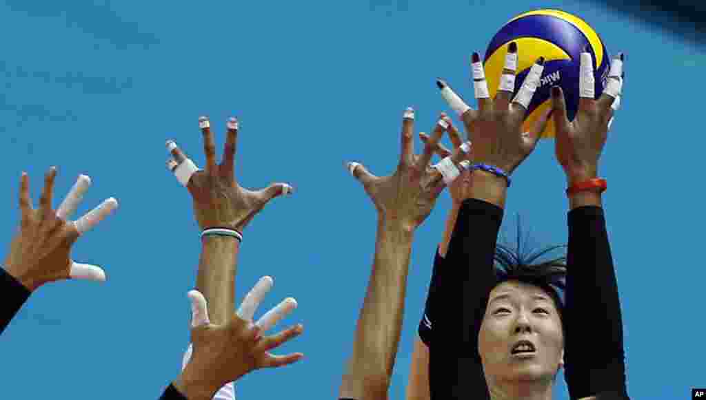 Pevoli puteri Jepang, Yukiko Ebata melakukan smash melawan Italia selama pertandingan dalam kejuaraan dunia voli puteri di Sapporo, Jepang utara. Jepang menang 3-0.