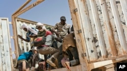 Des migrants montent dans un camion pour se diriger vers le nord, en Algérie, au poste frontière d’Assamaka, dans le nord du Niger, le 3 juin 2018.