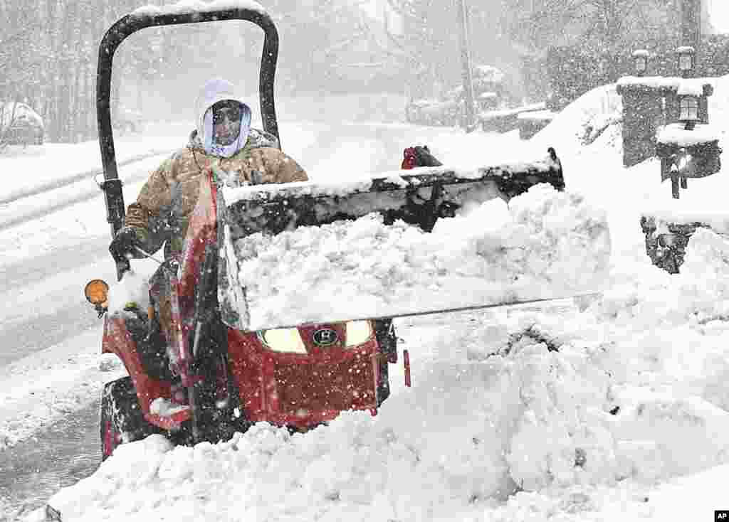 Mientras continúan las alertas en esa parte de Estados Unidos y cientos de ciudadanos tratan de despejar la nieve, al otro lado, en California, se preparan para posibles inundaciones a cuenta del río atmosférico que llegará el miércoles en la noche y se intensificará el jueves. 
