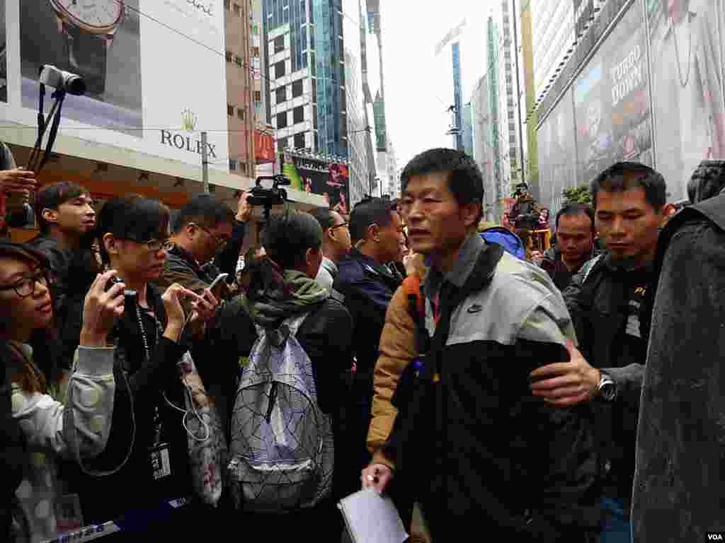 從北京來香港支持雨傘運動的王登耀,在銅鑼灣佔領區清場時再次被警察拘捕