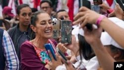 ARCHIVO - La candidata presidencial oficialista Claudia Sheinbaum convive con partidarios al inicio de su campaña en el Zócalo de Ciudad de México, el 1 de marzo de 2024. 