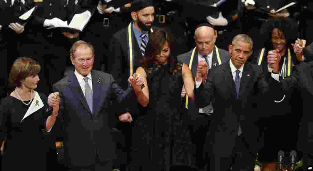 Shugaba Barack Obama Ya Karrama 'Yan Sanda Biyar a Dallas.