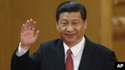2012年11月15日，新任中共總書記習近平在人民大會堂向人們揮手致意