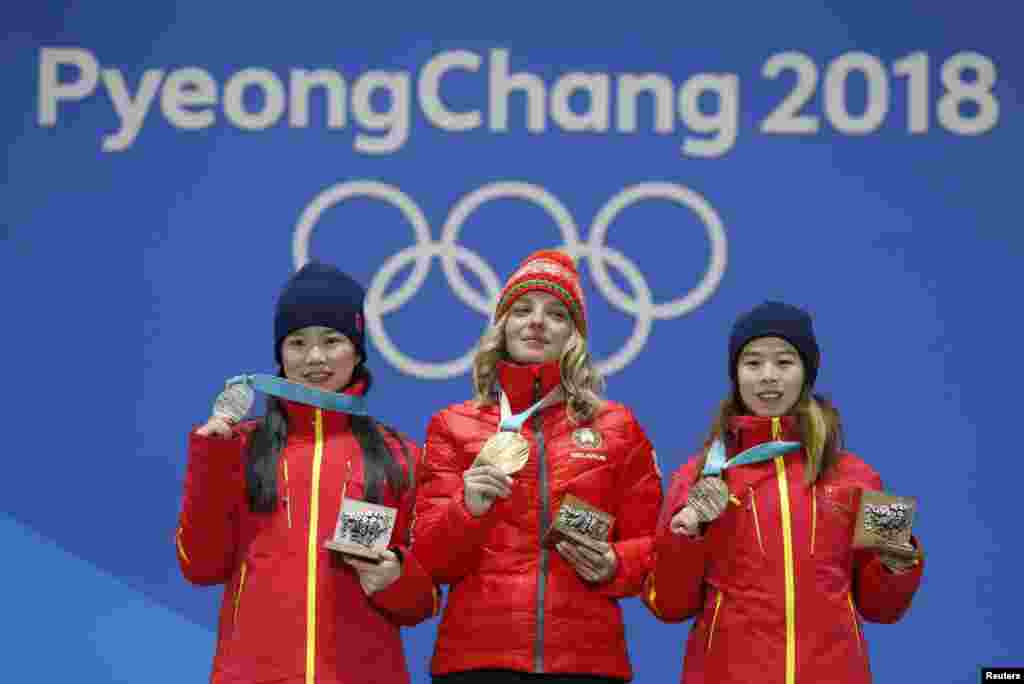 2018年平昌冬奥会女子自由式滑雪空中技巧比赛前三名:白俄罗斯选手胡斯科娃赢得冠军,中国选手张鑫获得银牌,孔凡钰拿到铜牌(2月16日)。