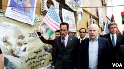 La visita de McCain tiene lugar un día después que Estados Unidos aprobara el uso de aviones no tripulados.