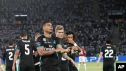 Casemiro de Real Madrid, devant, jubile avec ses coéquipiers après avoir marqué le deuxième but de son équipe contre Manchester lors de la Supercoupe d’Europe au stade Philip II, à Skopje, 8 août 2017.
