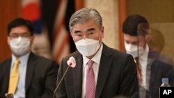 성 김 미국 국무부 대북특별대표가 지난 6월 서울에서 후나코시 다케히로 일본 외무성 아시아대양주국장, 노규덕 한국 외교부 한반도평화교섭본부장과 개최한 미한일 북 핵 수석대표 협의에서 발언하고 있다.