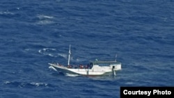 Sebuah kapal yang mengangkut sekitar 180 orang pencari suaka terapung-apung di lepas pantai menuju Pulau Christmas, Australia (Foto: dok). Tim SAR Indonesia tengah melakukan pencarian korban yang selamat setelah sebuah kapal pencari suaka tenggelam di lepas pantai barat daya pulau Jawa, Tabu (24/7).