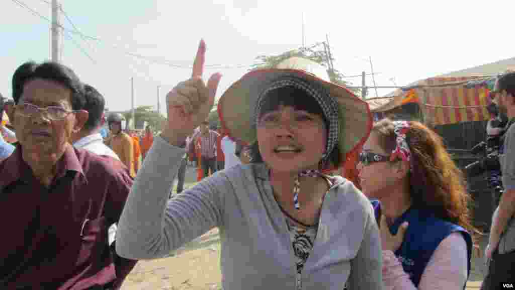 A striking garment worker gestures in Phnom Penh, Jan. 2, 2014. (VOA Khmer)