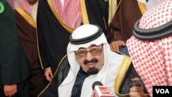 Raja Arab Saudi Abdullah terus menawarkan berbagai insentif ekonomi untuk mencegah krisis politik di negaranya.