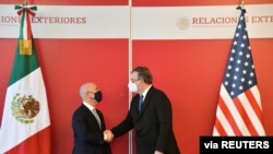 El secretario del Departamento de Seguridad Nacional de EE. UU., Alejandro Mayorkas, saluda al canciller mexicano, Marcelo Ebrard, durante una reunión en la Ciudad de México, México, el 15 de junio de 2021.