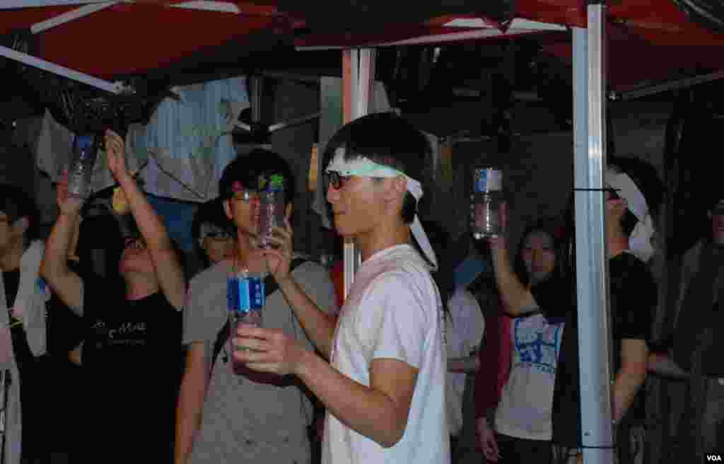 香港大專生絕食64小時期間下大雨,帳篷漏水,學生用水樽接雨水