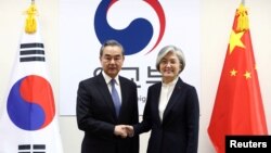 中国外长王毅在首尔与韩国外长康京会晤。（2019年12月4日）