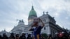 Empleados estatales argentinos paran y se movilizan contra la motosierra de Milei