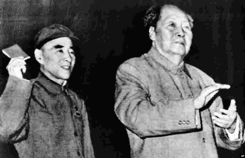 1969年10月,毛泽东和林彪在北京人民大会堂。林彪挥舞着毛主席语录。林彪死后,毛泽东会见尼克松的时候告诉他,林彪是反对你访华的。但后来给林彪写传记的作家舒云表示,在1971年,在尼克松访华的准备阶段,林彪就欢迎他来,也想会见尼克松。 