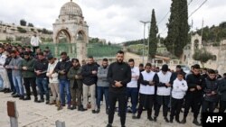 Ilustrasi: Sejumlah warga Muslim Palestina melaksanakan Salat Jumat di sebuah area jalanan di Yerusalem timur, pada 8 Maret 2024. (Foto: AFP/Ahmad Gharabli)
