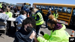 Un grupo de estudiantes recibe una dosis de la vacuna en un centro de vacunación en East Hartford, EE. UU., el 5 de mayo de 2021.