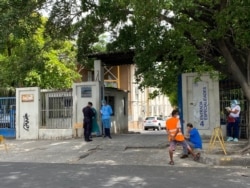 Desde las 7:30 de la mañana, el área de especialidades del Hospital Rosales entrega cadáveres con protocolo COVID. Al menos 12 personas mueren a diario a causa del virus en este lugar.