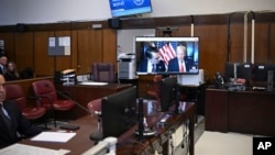 Presiden terpilih Donald Trump muncul di layar televisi di ruang sidang Manhattan, Jumat, 10 Januari 2025 di New York. (Curtis Means/Foto pool via AP)