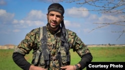 Amerikalik ko'ngilli Uilyam Savij Suriyada kurd askarlari bilan mashqlar paytida