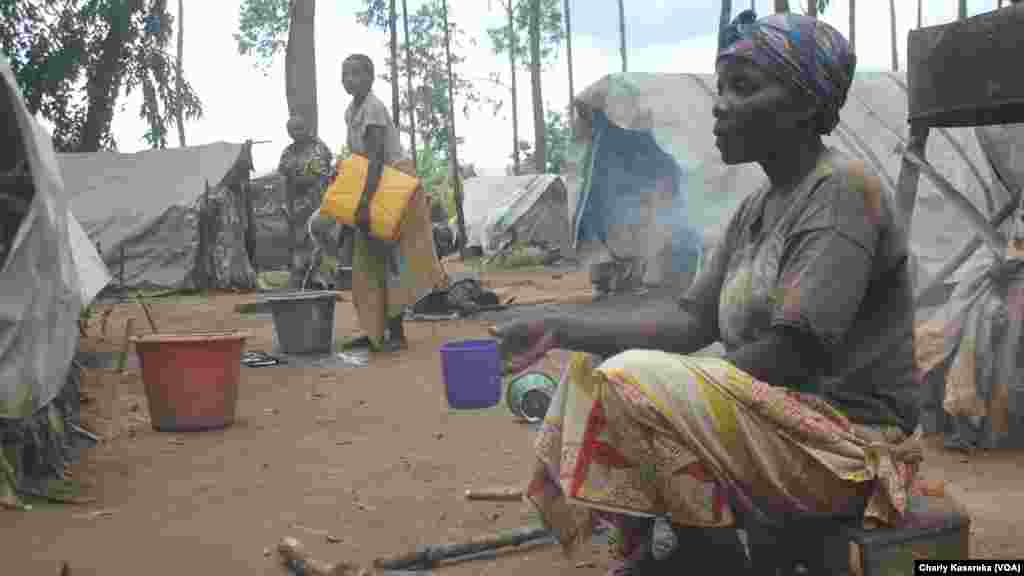 Quelques femmes déplacées internes qui ont fui les massacres répétés perpétrés par des rebelles musulmans ougandais de l'Alliance des forces démocratiques ADF, vivent dans un site à OICHA à plus de 400 kilomètres au Nord de Goma. Beni, 28 octobre 2015 (Charly Kasereka/VOA).