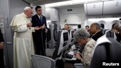 El papa Francisco habla con la prensa a bordo del avión que lo lleva de regreso de Panamá a Roma, Italia, el 27 de enero de 2019.